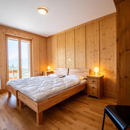 Spacious With Patio Facing Mountains Chalet