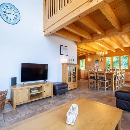 Spacious With Patio Facing Mountains Chalet